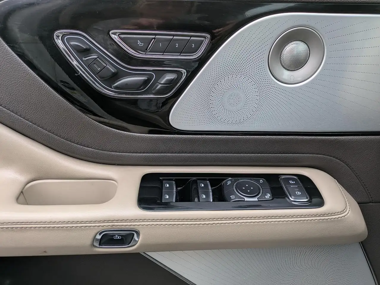 Lincoln Aviator снимка Lincoln Aviator