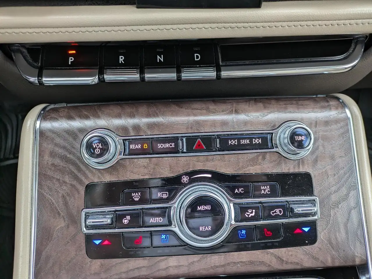 Lincoln Aviator снимка Lincoln Aviator