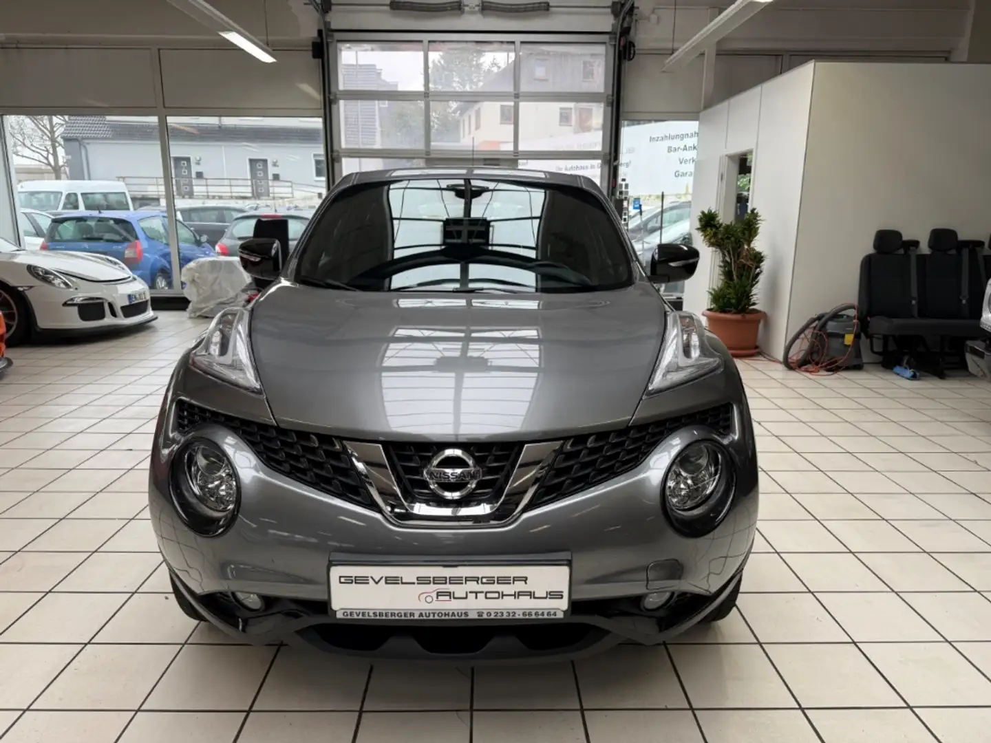 Nissan Juke N-Connecta 1.2 DIG-T 2.Hand+VFW Panorama Navi Klim Grijs - 2