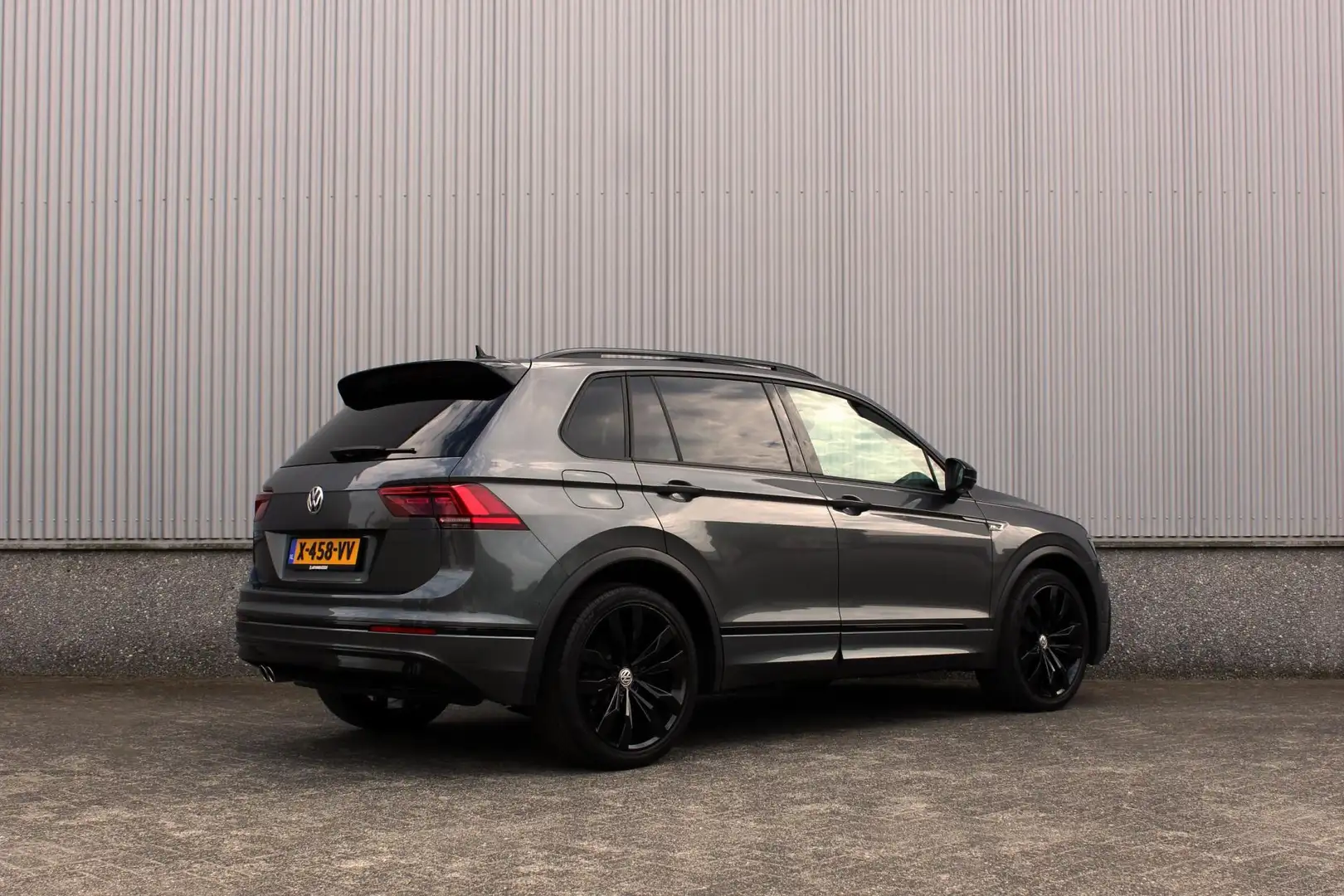 Volkswagen Tiguan 1.5 TSI ACT 7-DSG Aut. R-Line Pano, Dynaudio, Head Grijs - 2