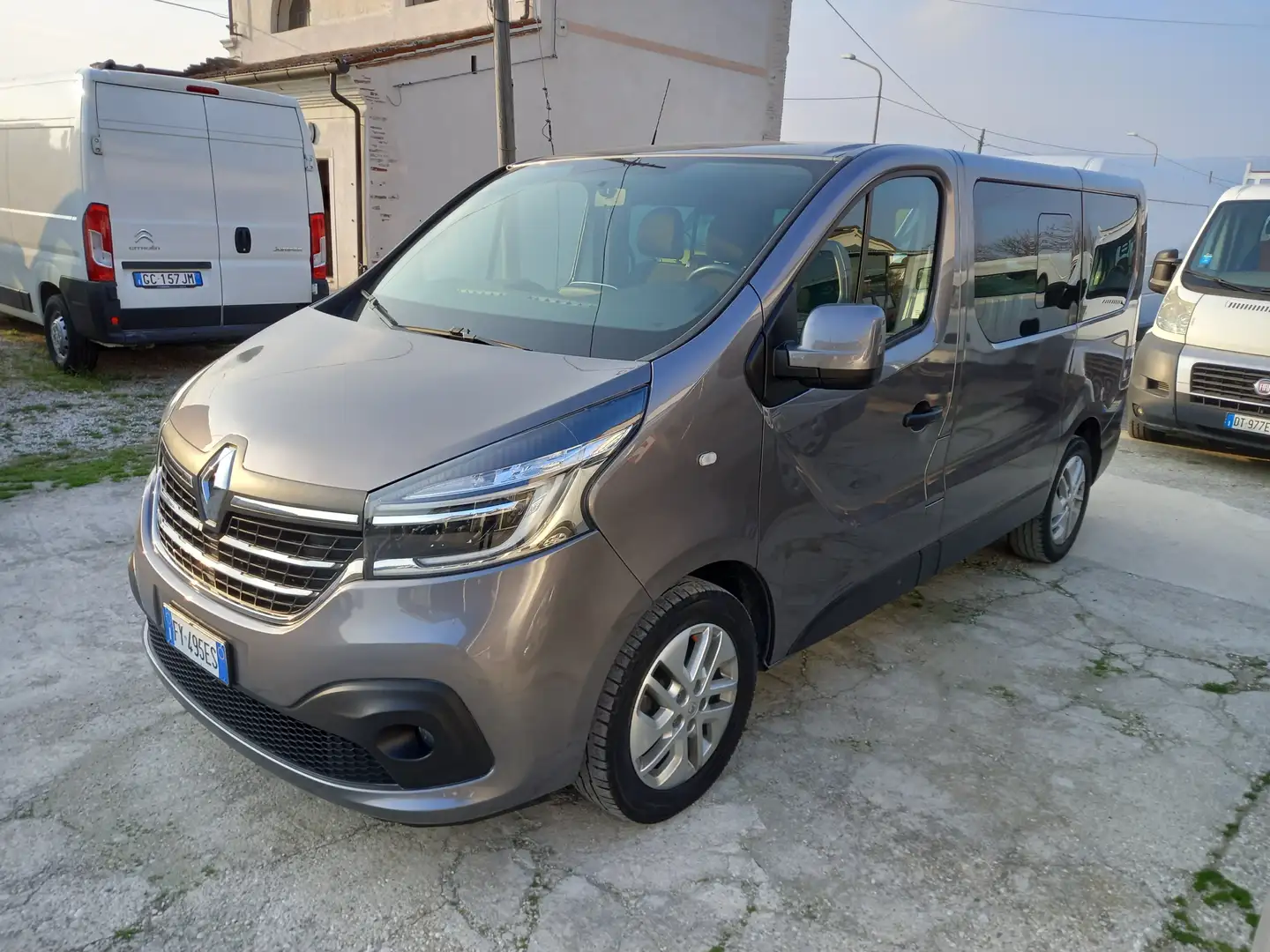 Renault Trafic 2.0 DCI 145 CV  Intens 9 Posti Grijs - 1