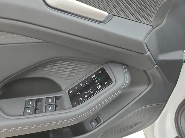 Audi A6 view 11