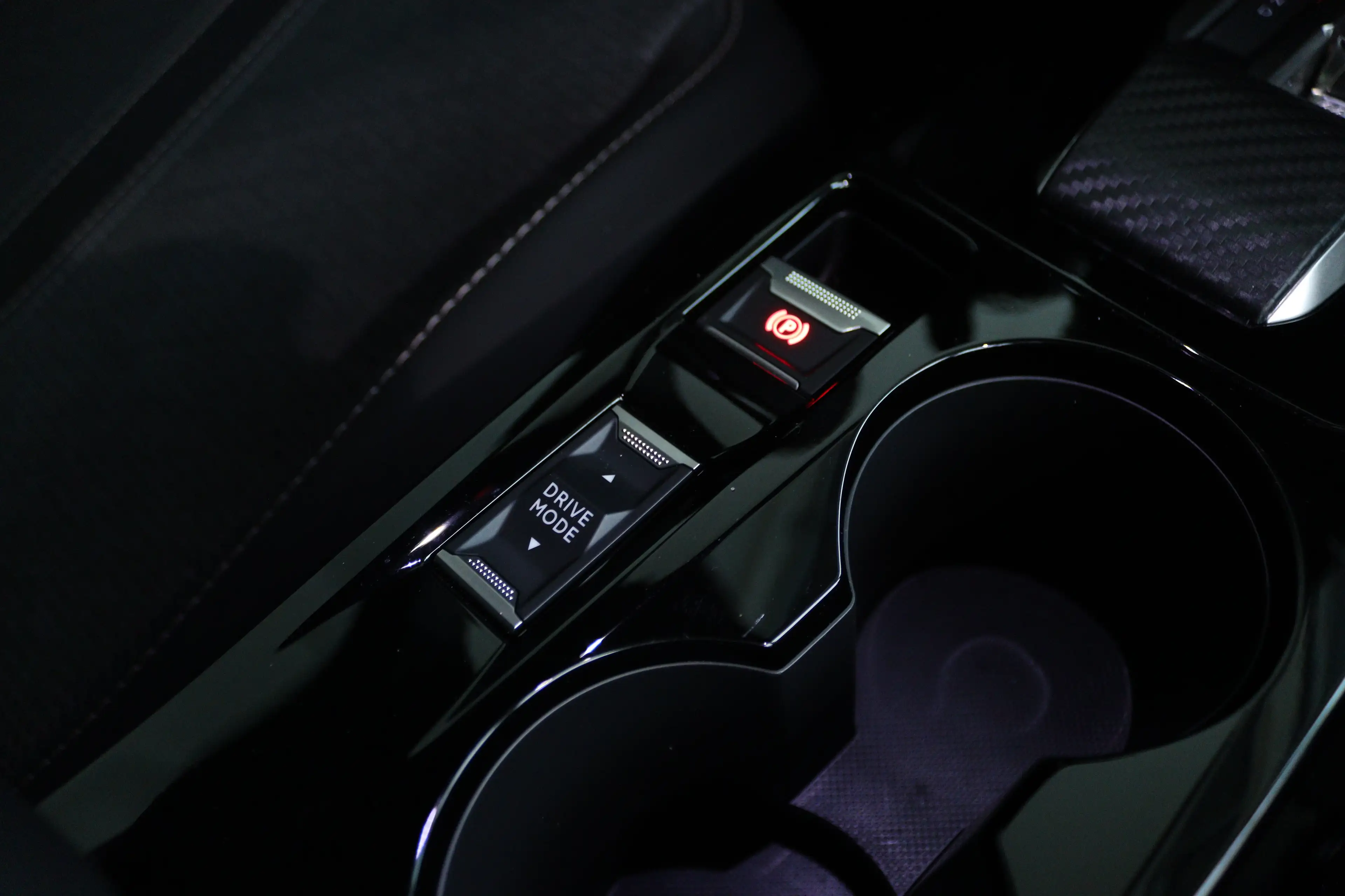 Peugeot 2008 1.2 Hybrid 145 Allure | Adapt. Cruise | 360 Camera — photo 16