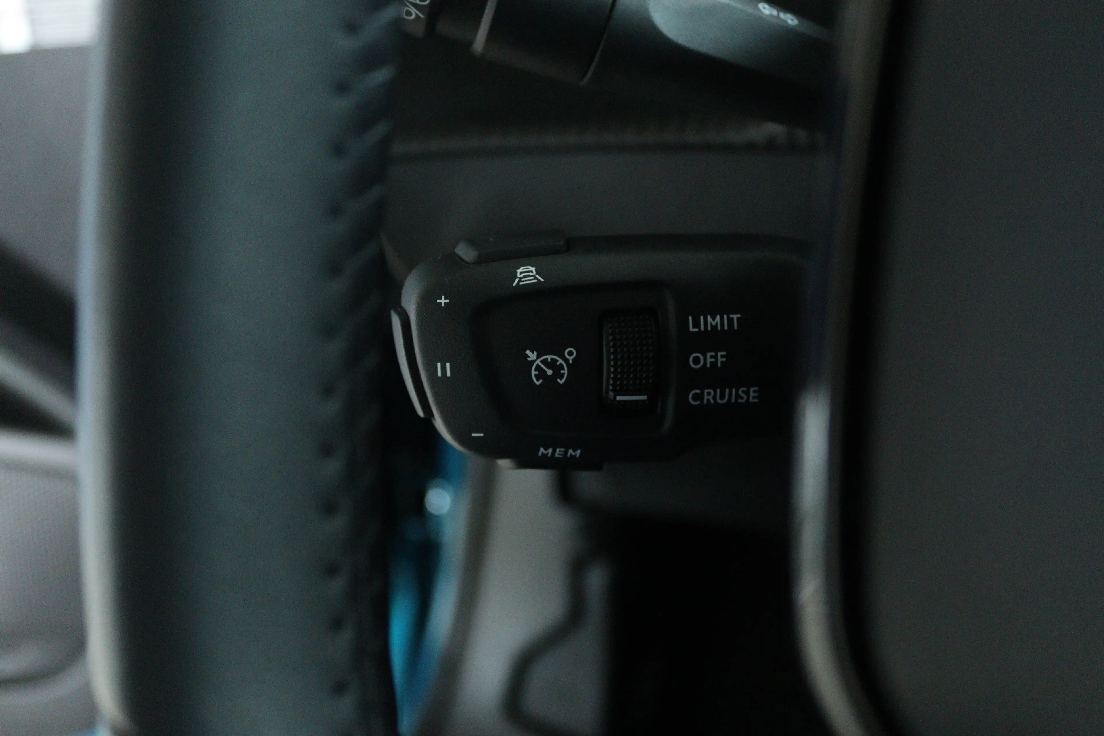 Peugeot 2008 1.2 Hybrid 145 Allure | Adapt. Cruise | 360 Camera — photo 25