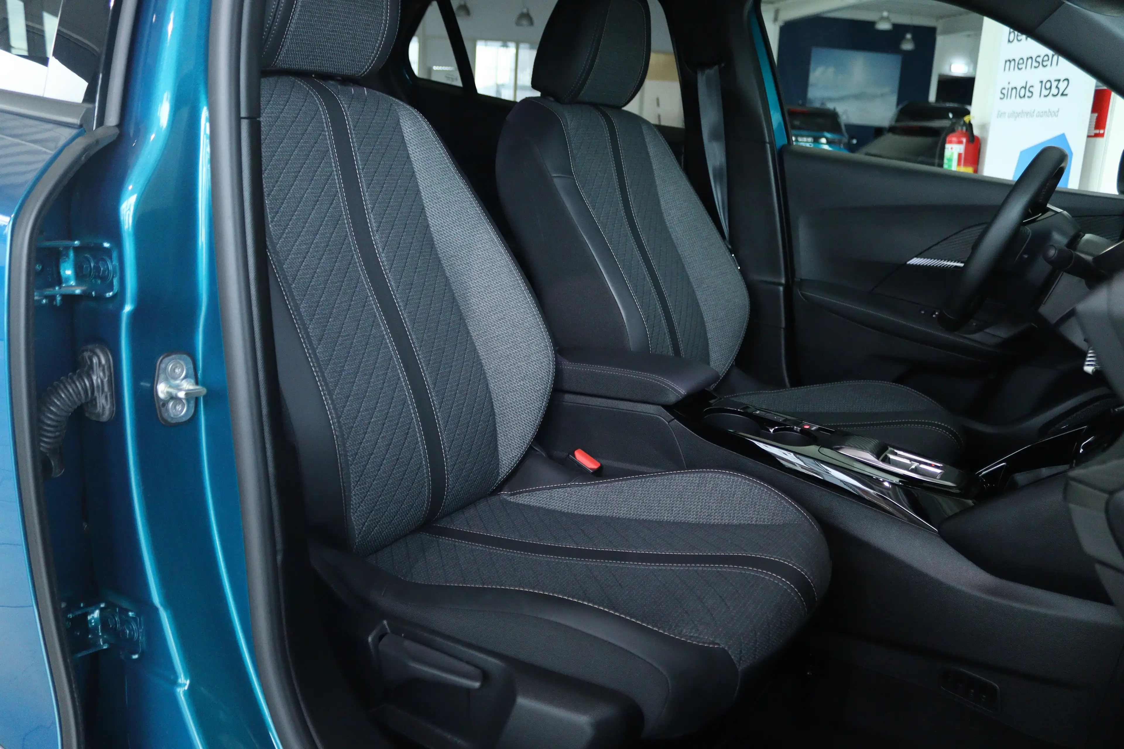 Peugeot 2008 1.2 Hybrid 145 Allure | Adapt. Cruise | 360 Camera — photo 3