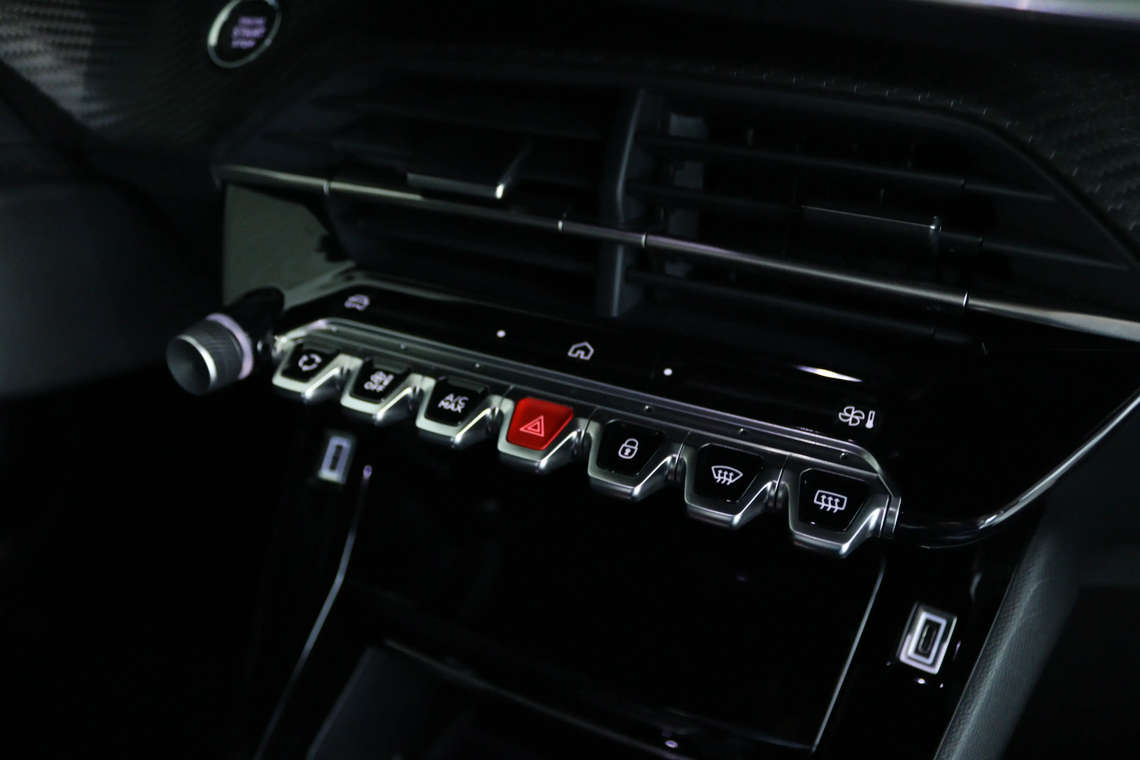 Peugeot 2008 1.2 Hybrid 145 Allure | Adapt. Cruise | 360 Camera — photo 17