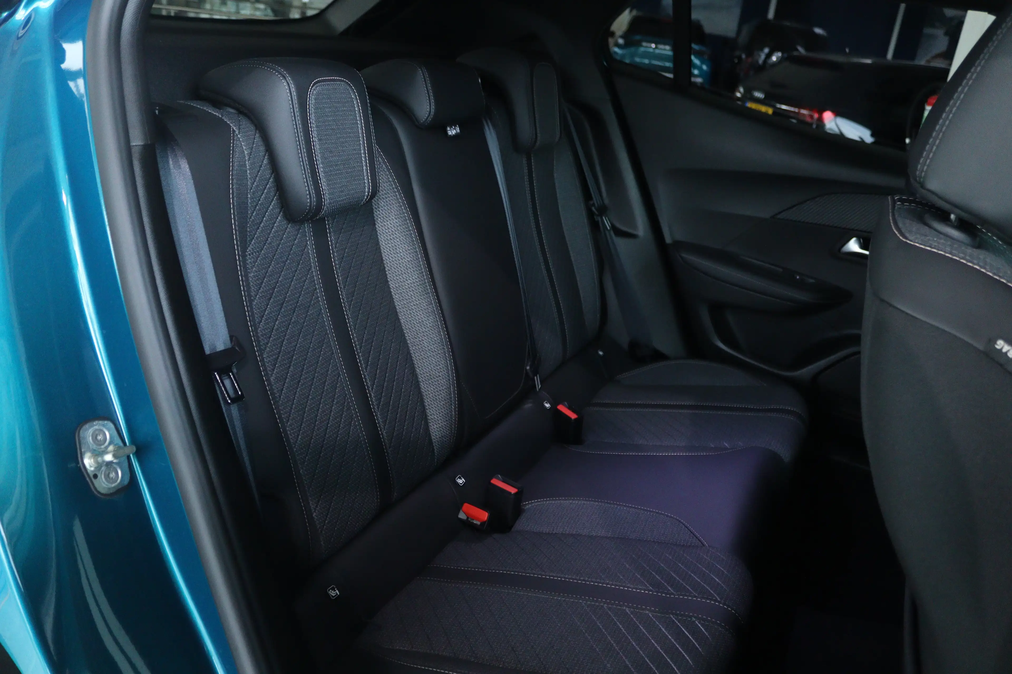 Peugeot 2008 1.2 Hybrid 145 Allure | Adapt. Cruise | 360 Camera — photo 14