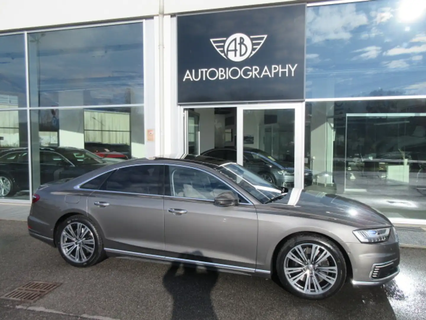 Audi A8 60 TFSI e 449 CV quat tip List. 180.093 € Grigio - 1