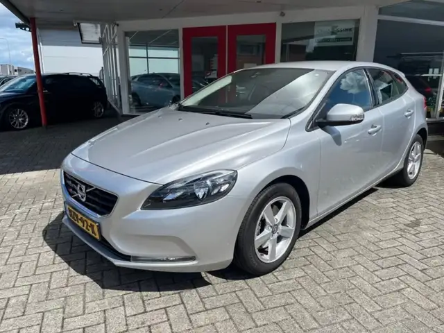 Volvo V40 2.0 T2 122PK Onderhoudshistorie/PDC/Bluethooth