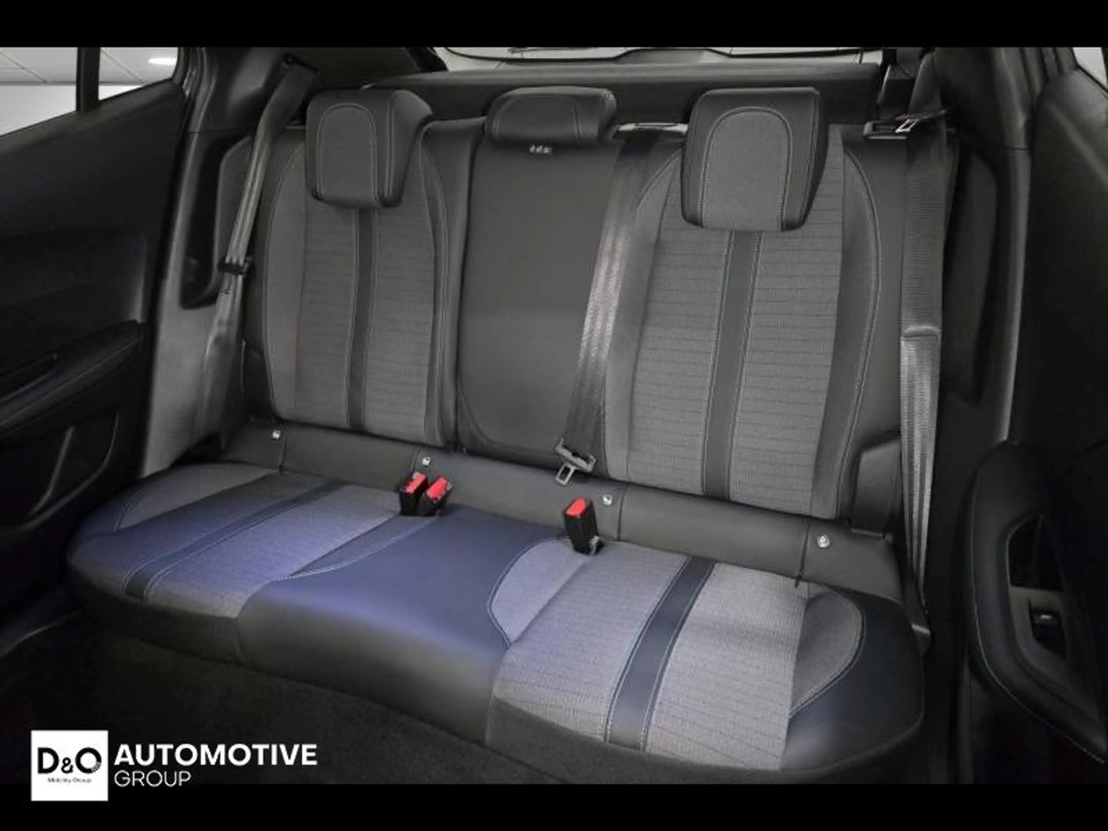 Peugeot 2008 allure camera gps — photo 8