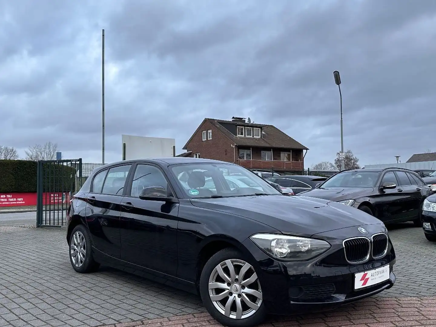 BMW 116 i Lim. | 5-TÜRER | SITZ-HEIZUNG | KLIMA Schwarz - 1