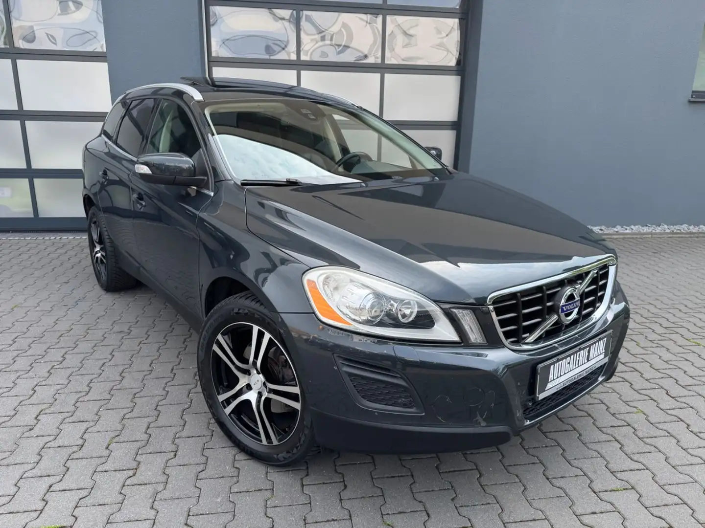 Volvo XC60 Summum AWD Pano/Leder/BiXenon/Standheiz/AHK Gris - 1