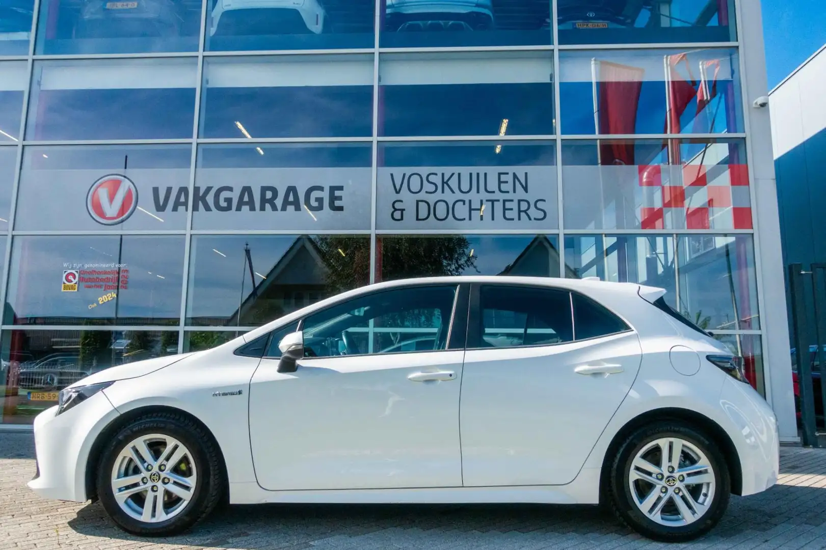 Toyota Corolla Hybrid Dynamic 122pk | Parkpilot | Stoelverwarming Weiß - 2