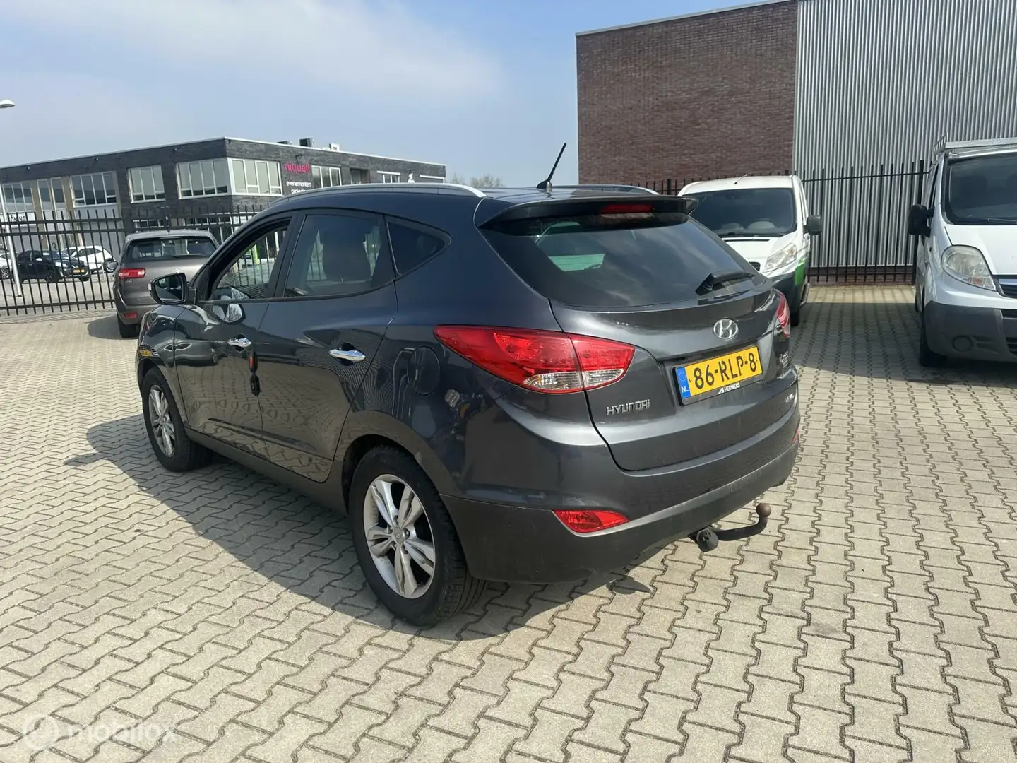 Hyundai iX35 2.0 CRDi HP 4WD Dynamic Grijs - 2