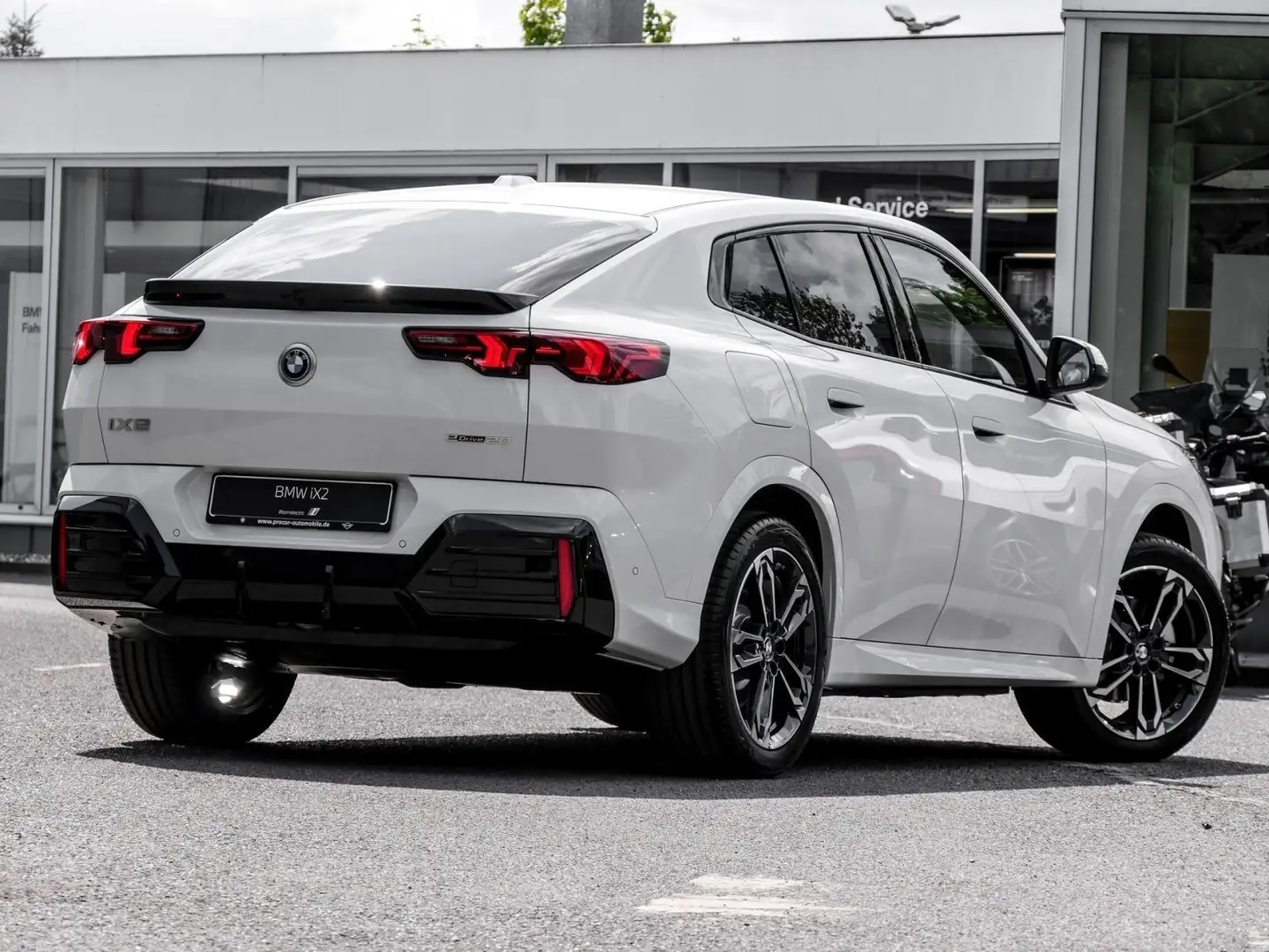 BMW iX2 eDrive20 M Sport AHK RFK NAVI LED PDC V+H Weiß - 2