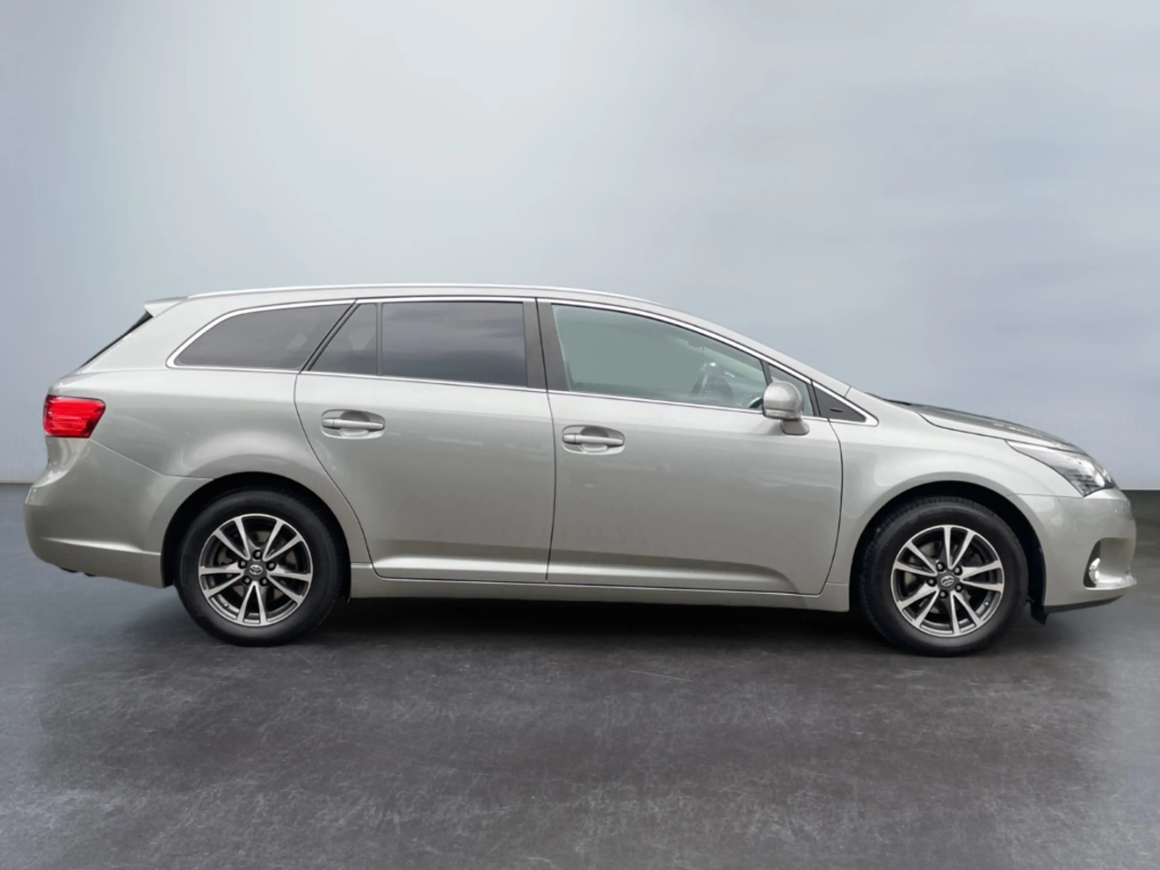 Toyota Avensis Kombi 1.8 Edition *Kamera*SHZ*Bluetooth* — photo 10