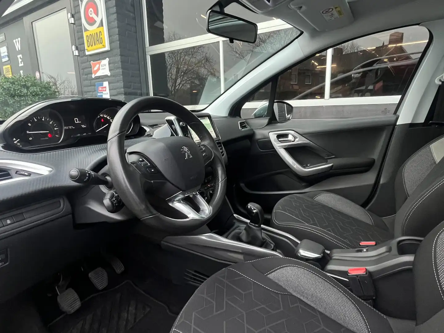 Peugeot 2008 1.2 Blue Lion, Airco, Bluetooth, Cruise, Navi, Pan Grau - 2