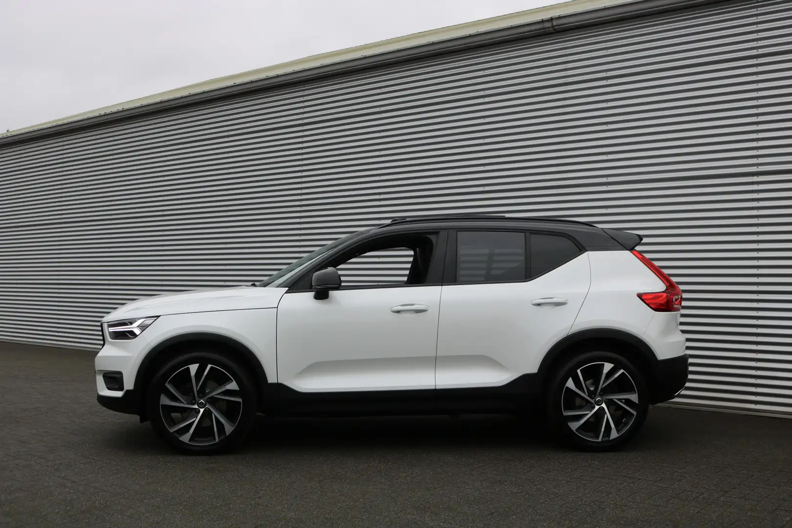 Volvo XC40 2.0 T4 R-Design Aut (Panoramadak Sportleder/Memory Wit - 1