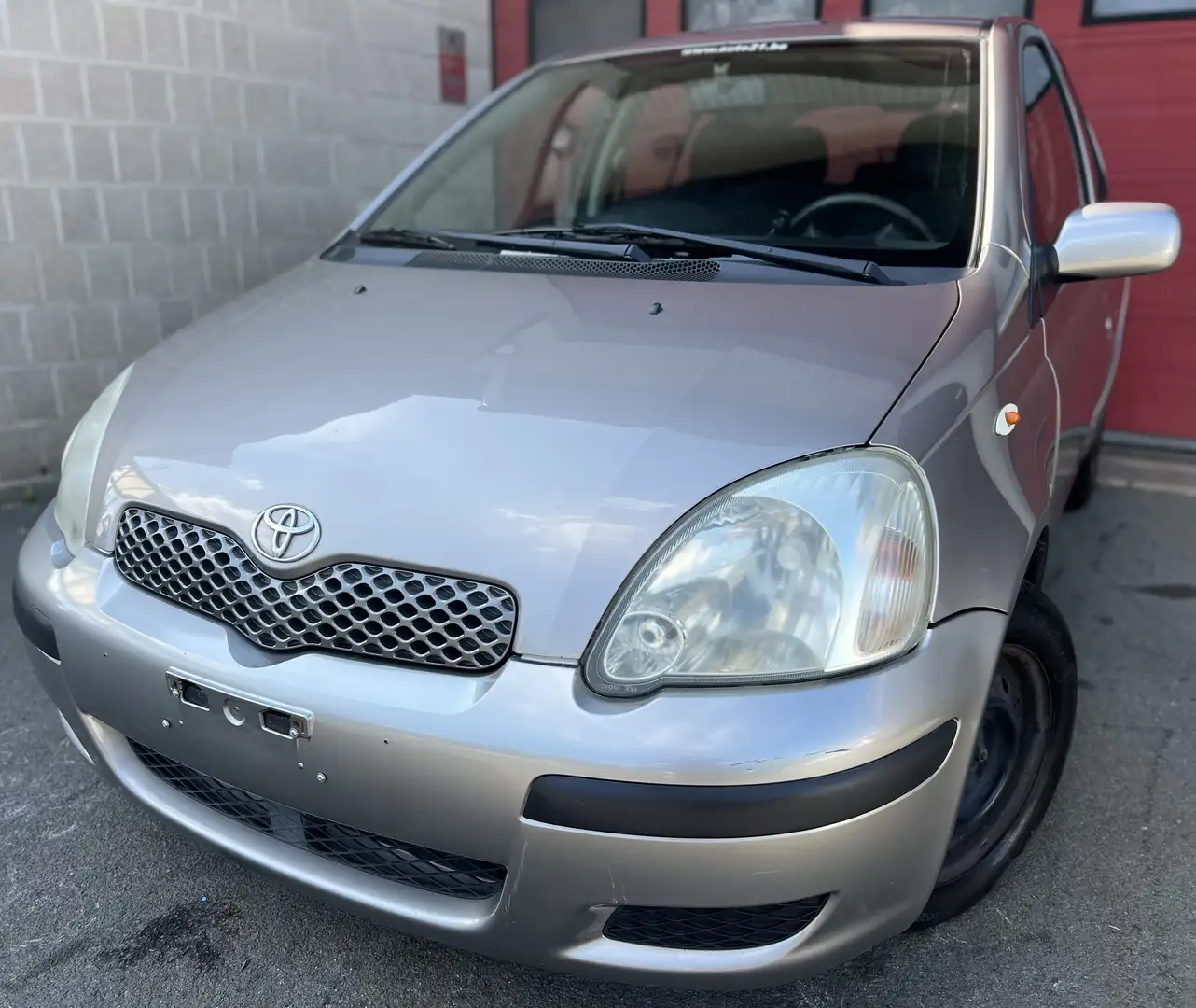 Toyota Yaris 1.3i VVT-i 16v Linea Sol Gris - 1