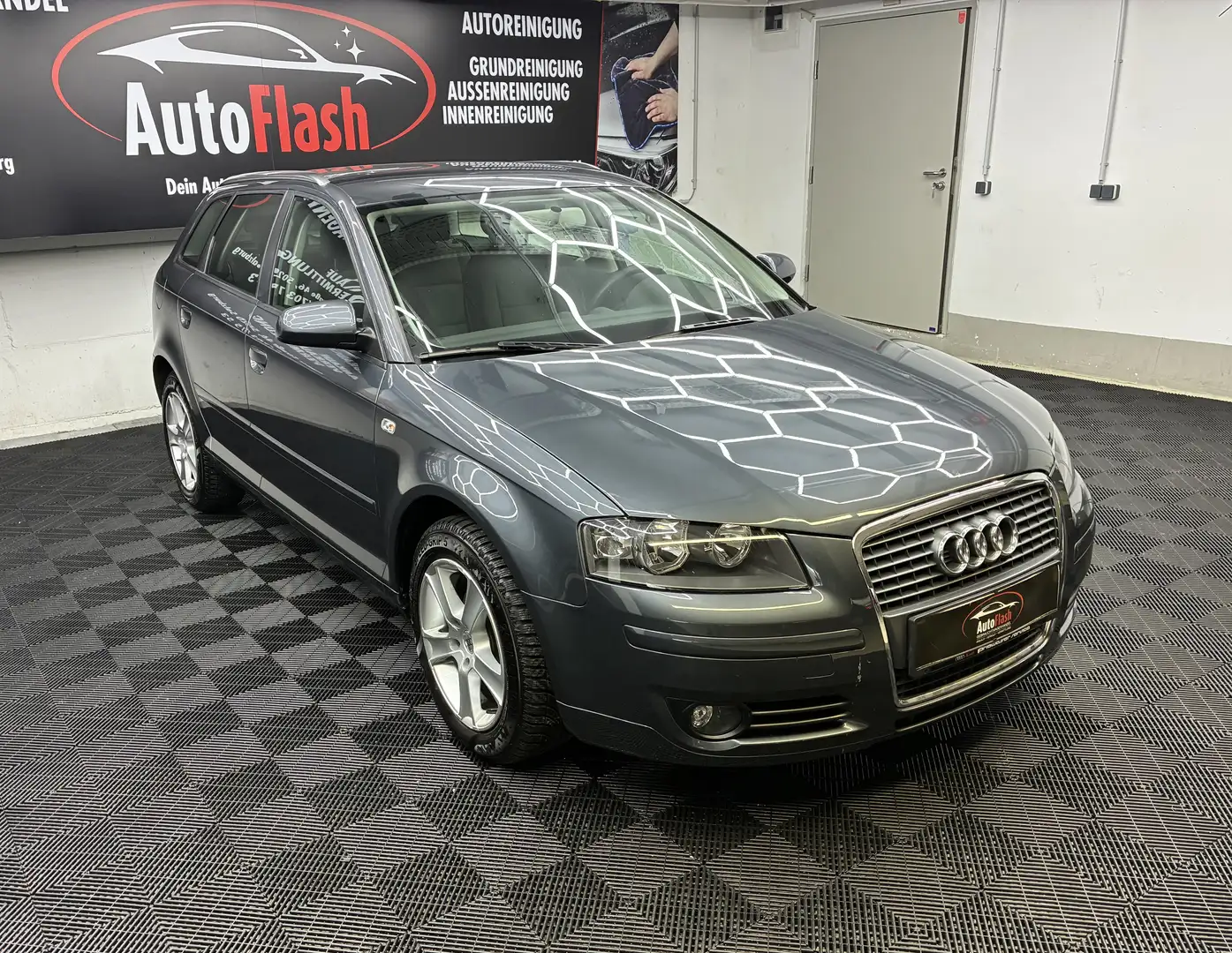 Audi A3 1.6 Attraction Grau - 2