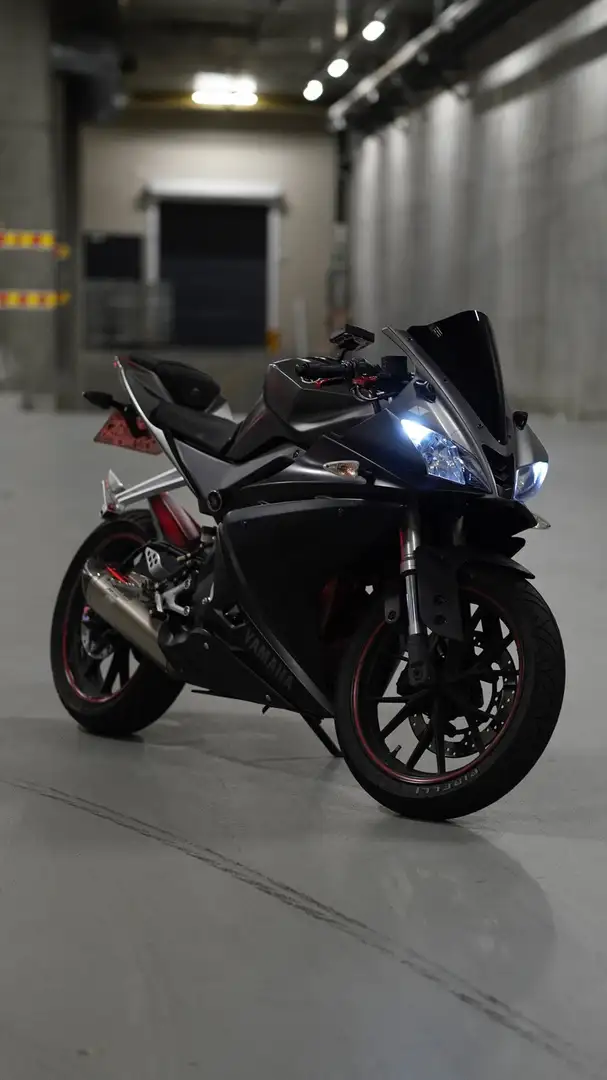 Yamaha YZF-R125 Gris - 1