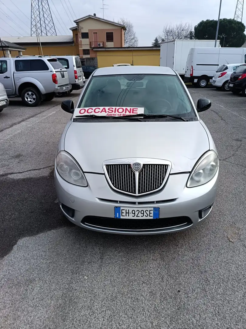 Lancia Ypsilon Ypsilon 1.2 69 CV Diva Grau - 1