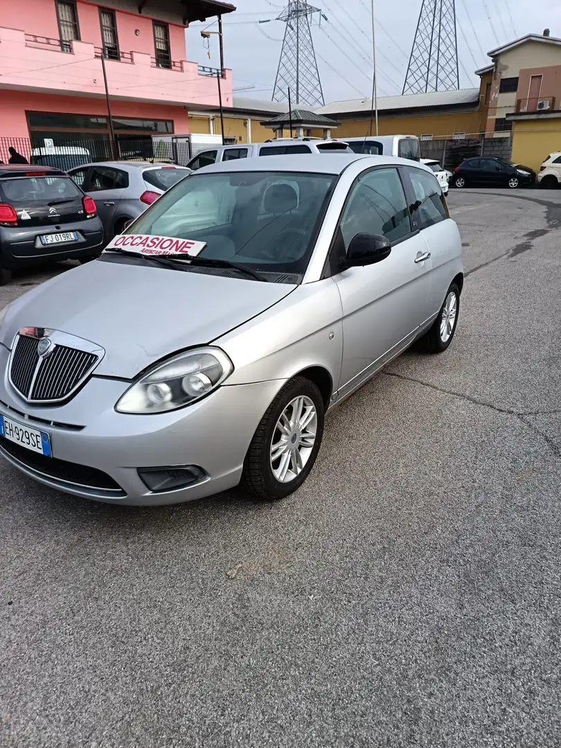 Lancia Ypsilon Ypsilon 1.2 69 CV Diva Grau - 2