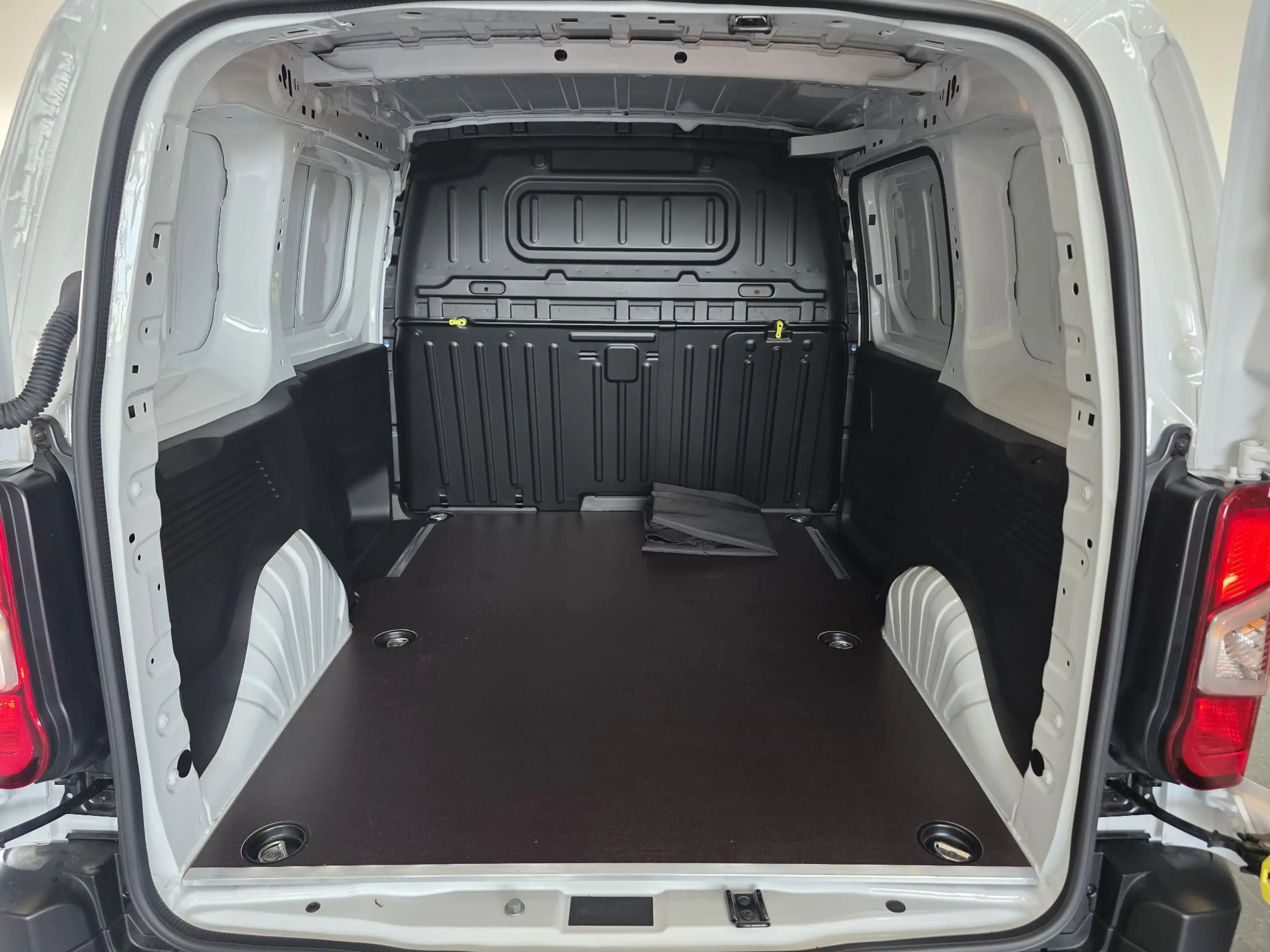 Peugeot Partner L1 1.5 BlueHDi 130 EAT8 S&S | Incl. BPM | Bomvol | — photo 12