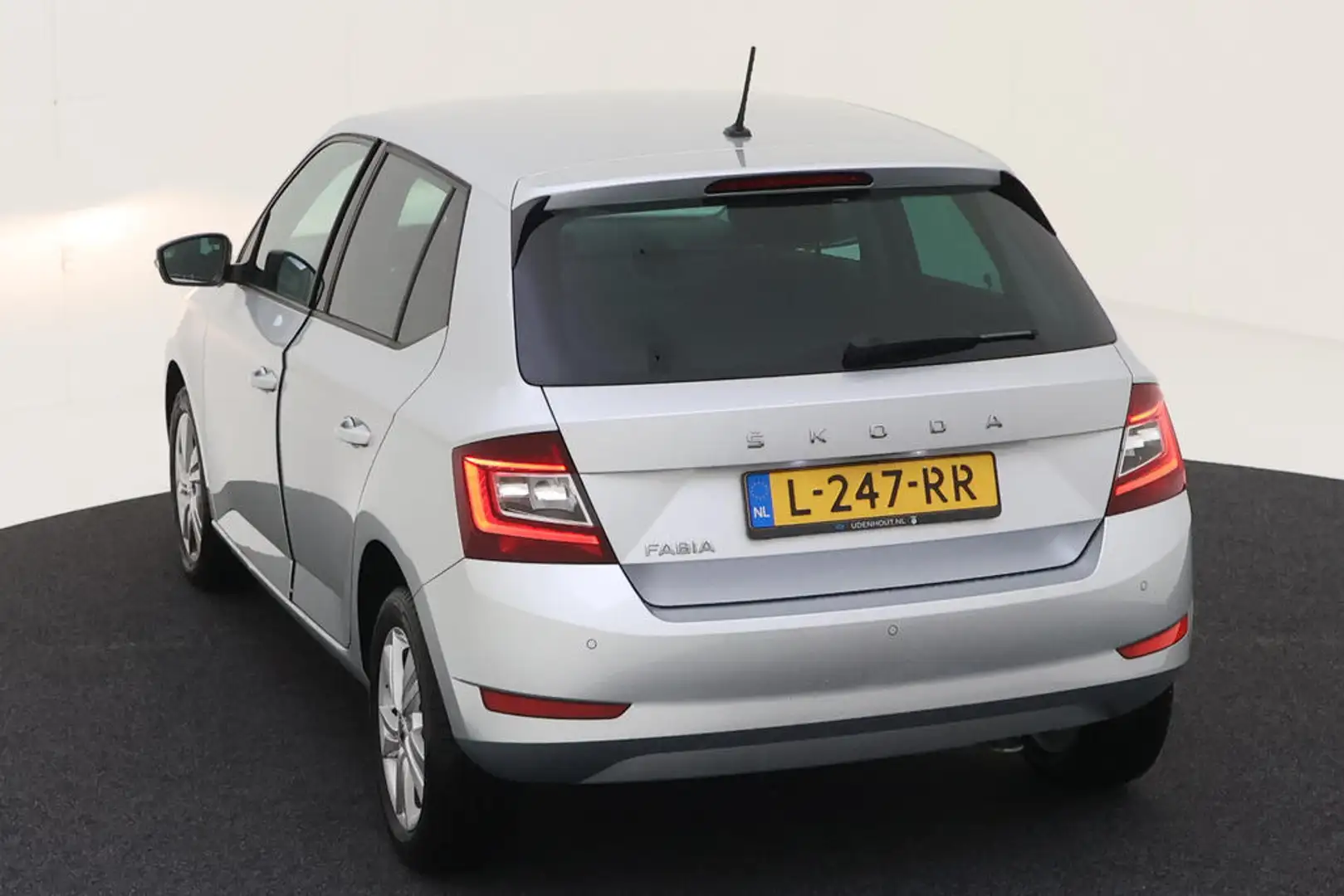 Skoda Fabia 1.0 TSI Ambition / PARK. SENSOREN/ SMARTLINK/ CLIM Grijs - 2