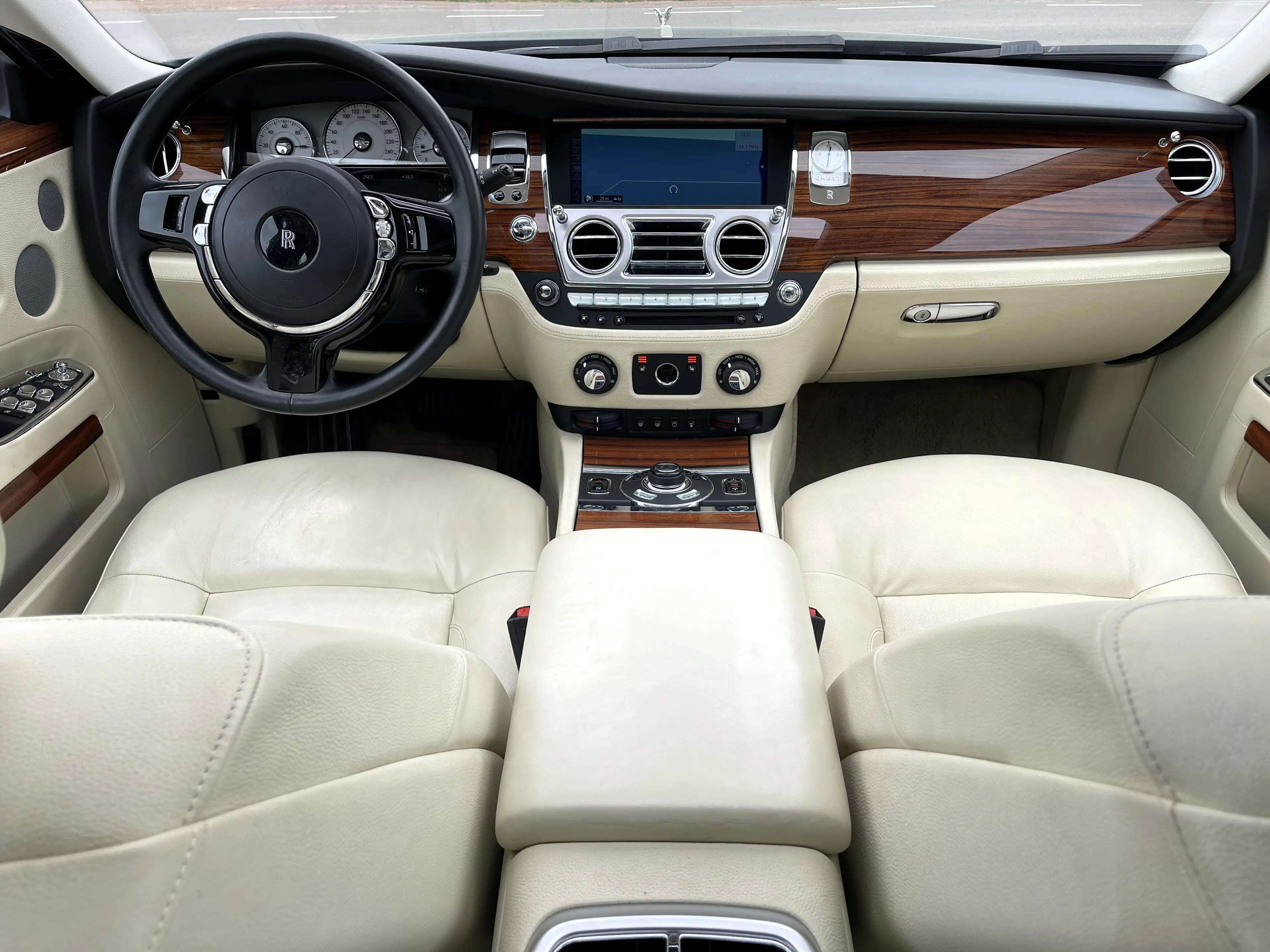 Rolls-Royce Ghost V12 FIRST OWNER/FULL HISTORY/SOFTCLOSE/CAMERA/PANO — photo 13