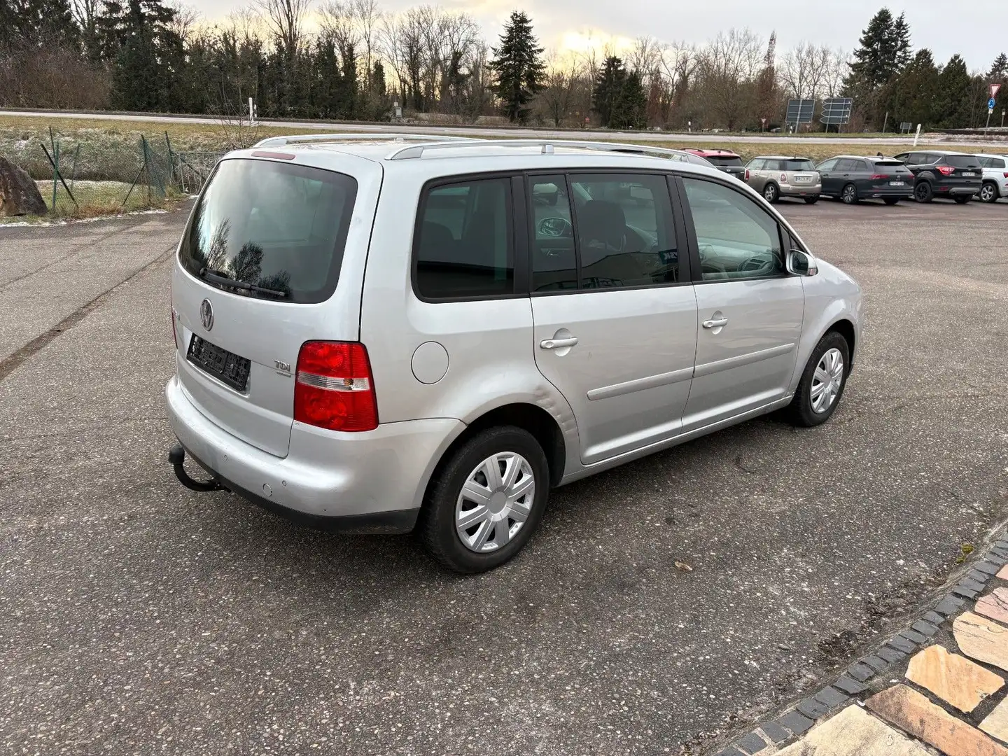 Volkswagen Touran Highline 1,9 TDI Automatikgetr. AHK Klima Silber - 2