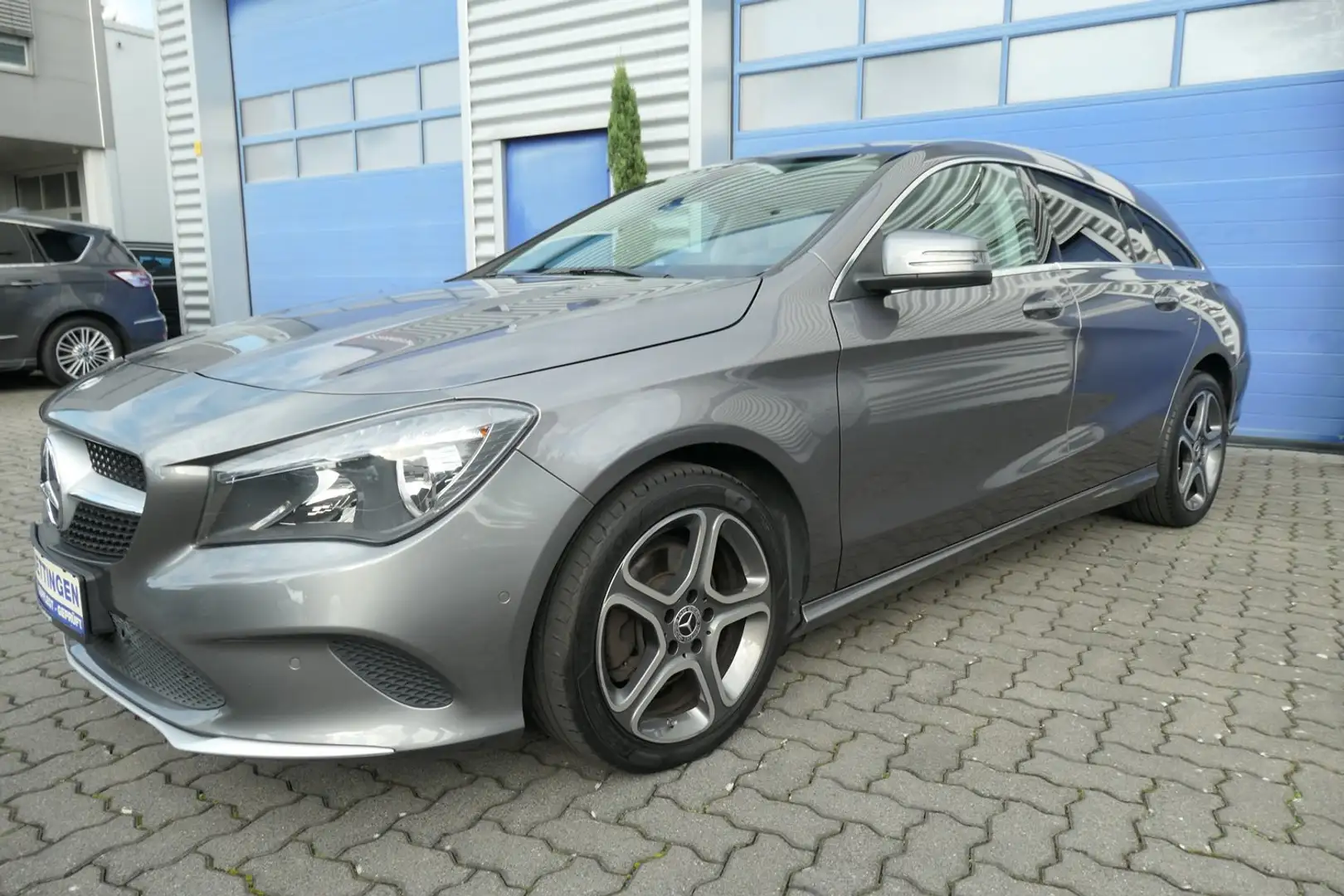 Mercedes-Benz CLA 200 CLA 200 d Shooting Brake d 7G-DCT Panorama Kamera Grau - 1