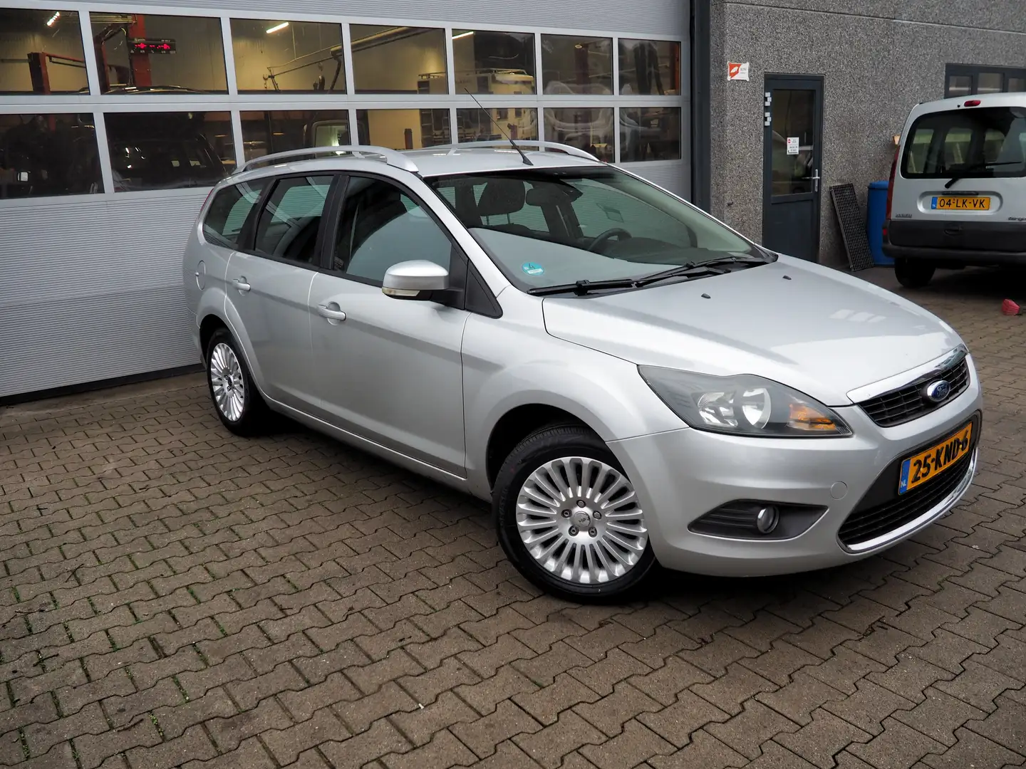 Ford Focus Wagon 1.8 16V Limited CLIMA NAVI PARKEER S. TREKH. Grijs - 1