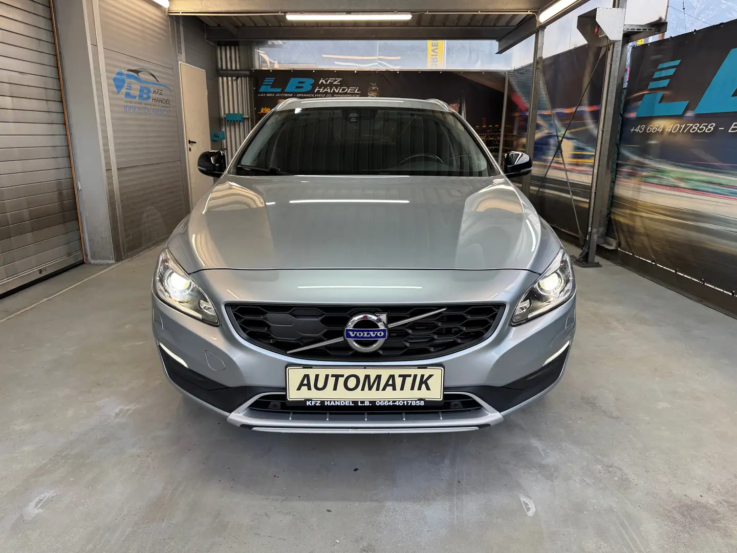 Volvo V60 Cross Country Kinetic Grau - 2