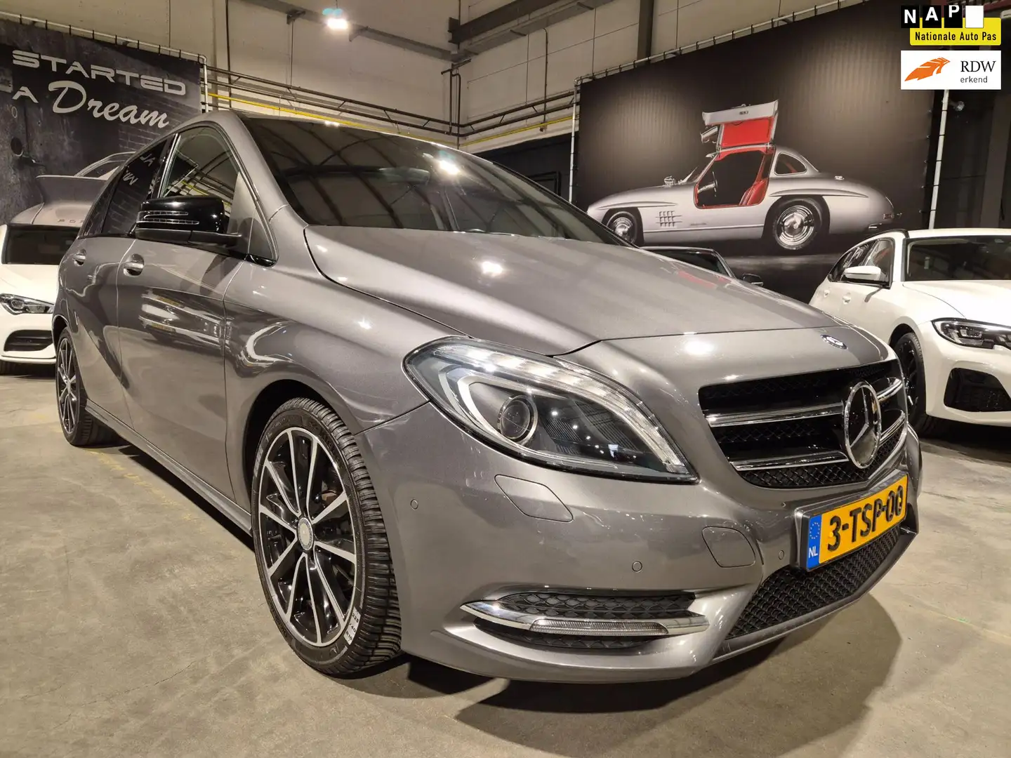 Mercedes-Benz B 180 Prestige - Automaat - Navigatie - Airco - Cruise C Grijs - 1