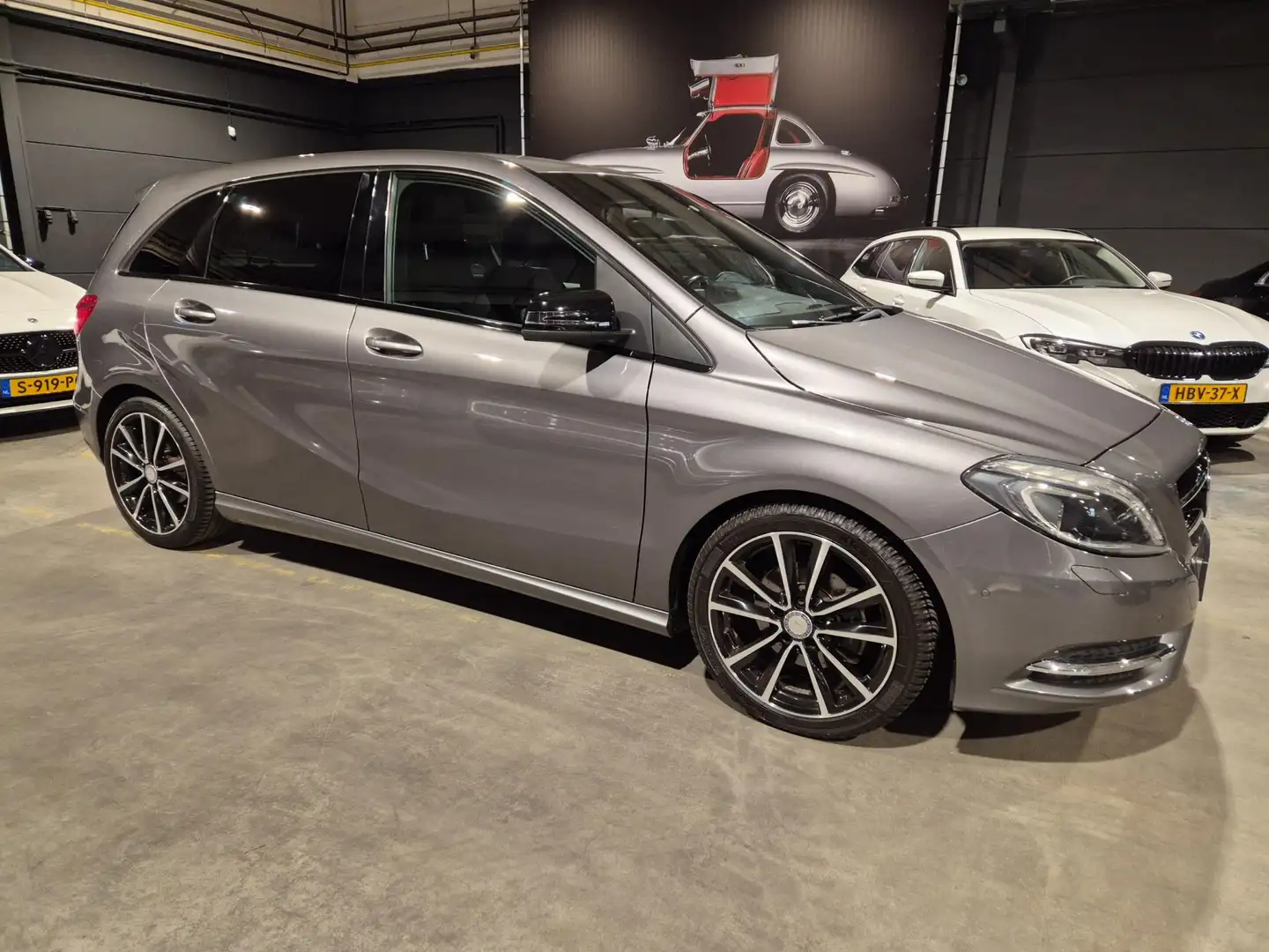 Mercedes-Benz B 180 Prestige - Automaat - Navigatie - Airco - Cruise C Grijs - 2
