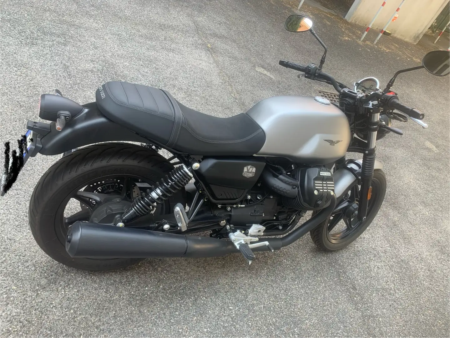 Moto Guzzi V 7 STONE Srebrny - 2