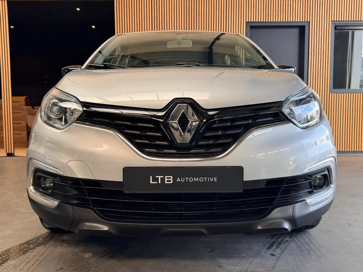 Renault Captur 1.2 TCe Limited Automaat Navi|Keyless|PDC|Airco Grijs - 2
