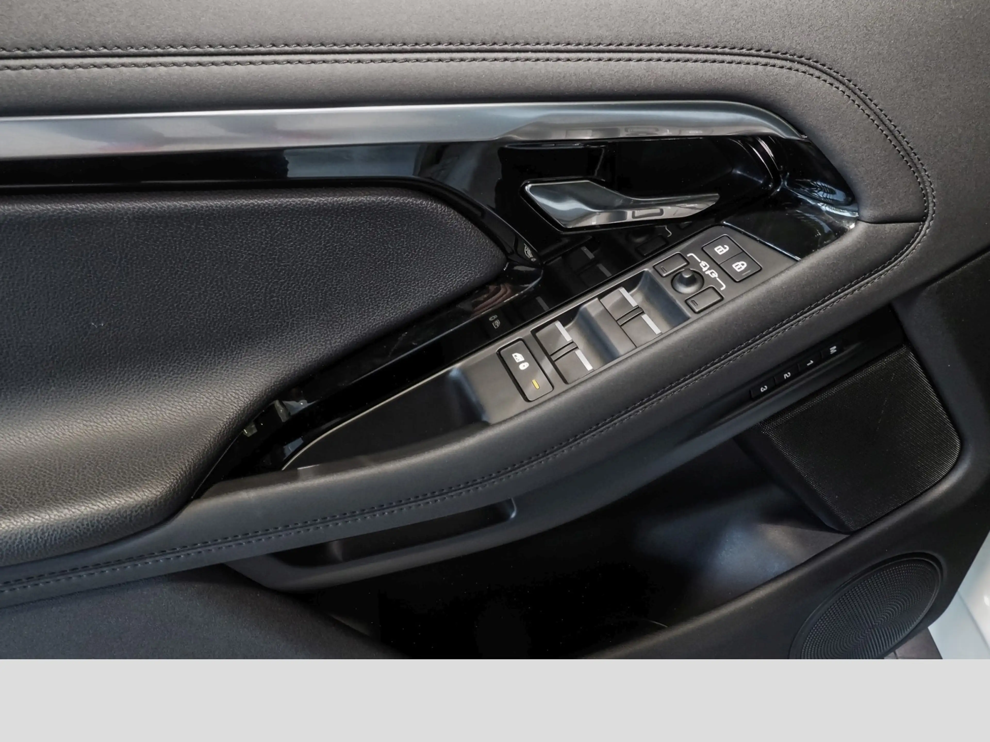 Land Rover Range Rover Evoque R-DYNAMIC SE D 200 MHEV — photo 3