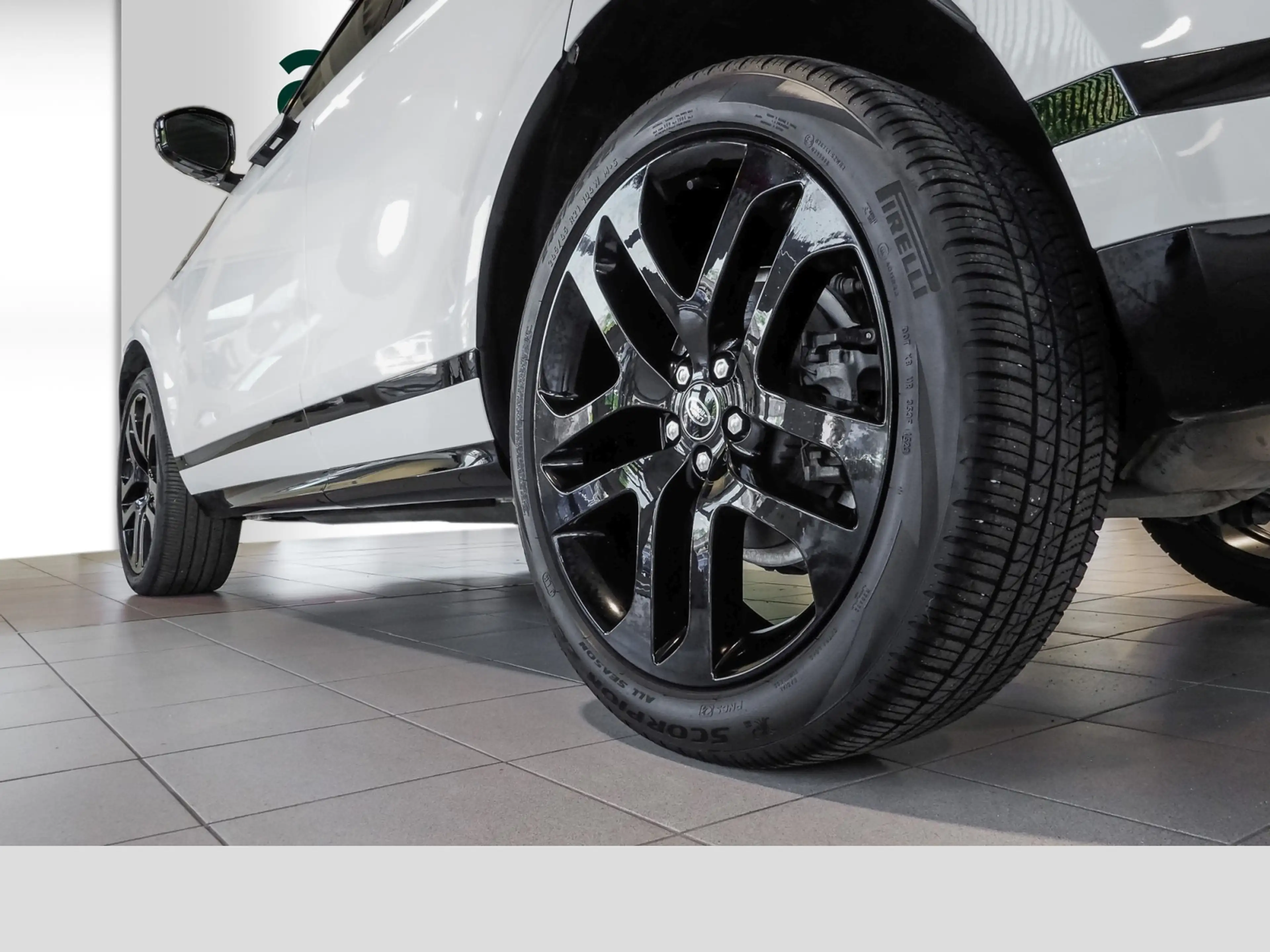 Land Rover Range Rover Evoque R-DYNAMIC SE D 200 MHEV — photo 9