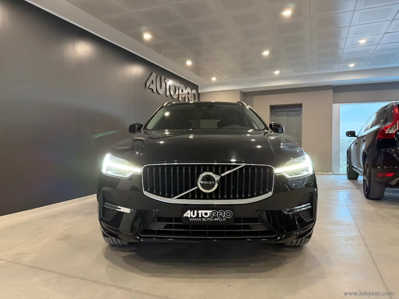 Volvo XC60 B4 — photo 1 of 15