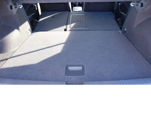 Volkswagen T-Roc view 11