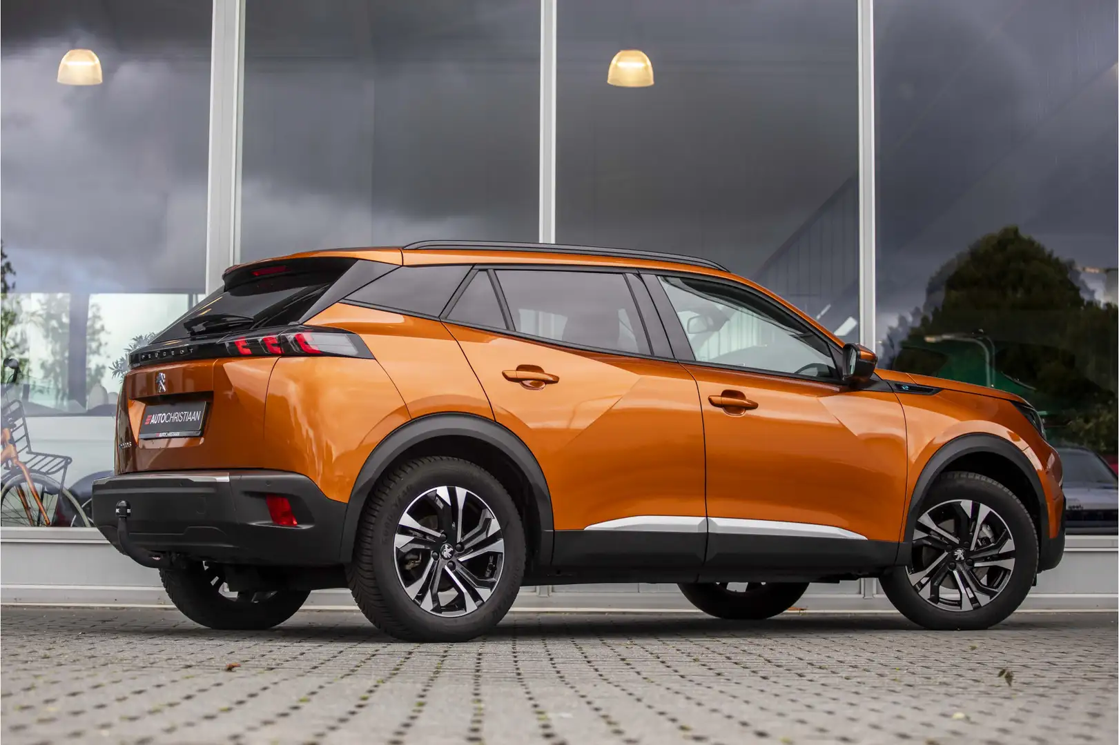 Peugeot e-2008 EV Allure Pack 50 kWh | Trekhaak | Camera | LED Oranje - 2