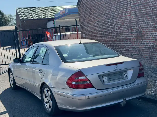 Mercedes-Benz E-Class view 4