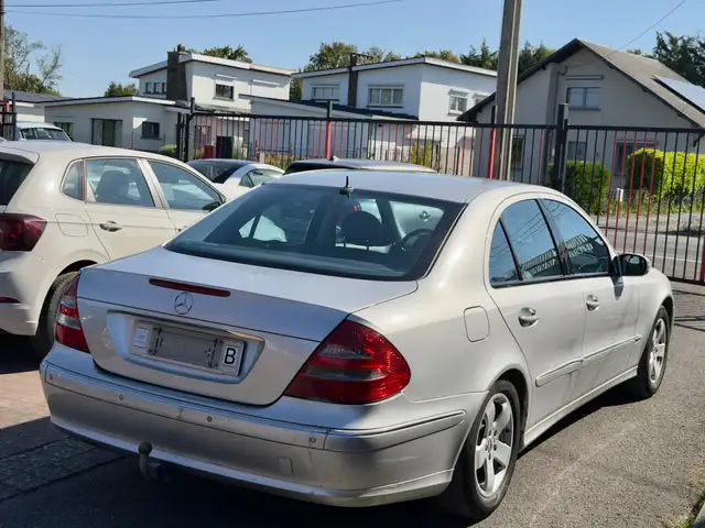 Mercedes-Benz E-Class view 3