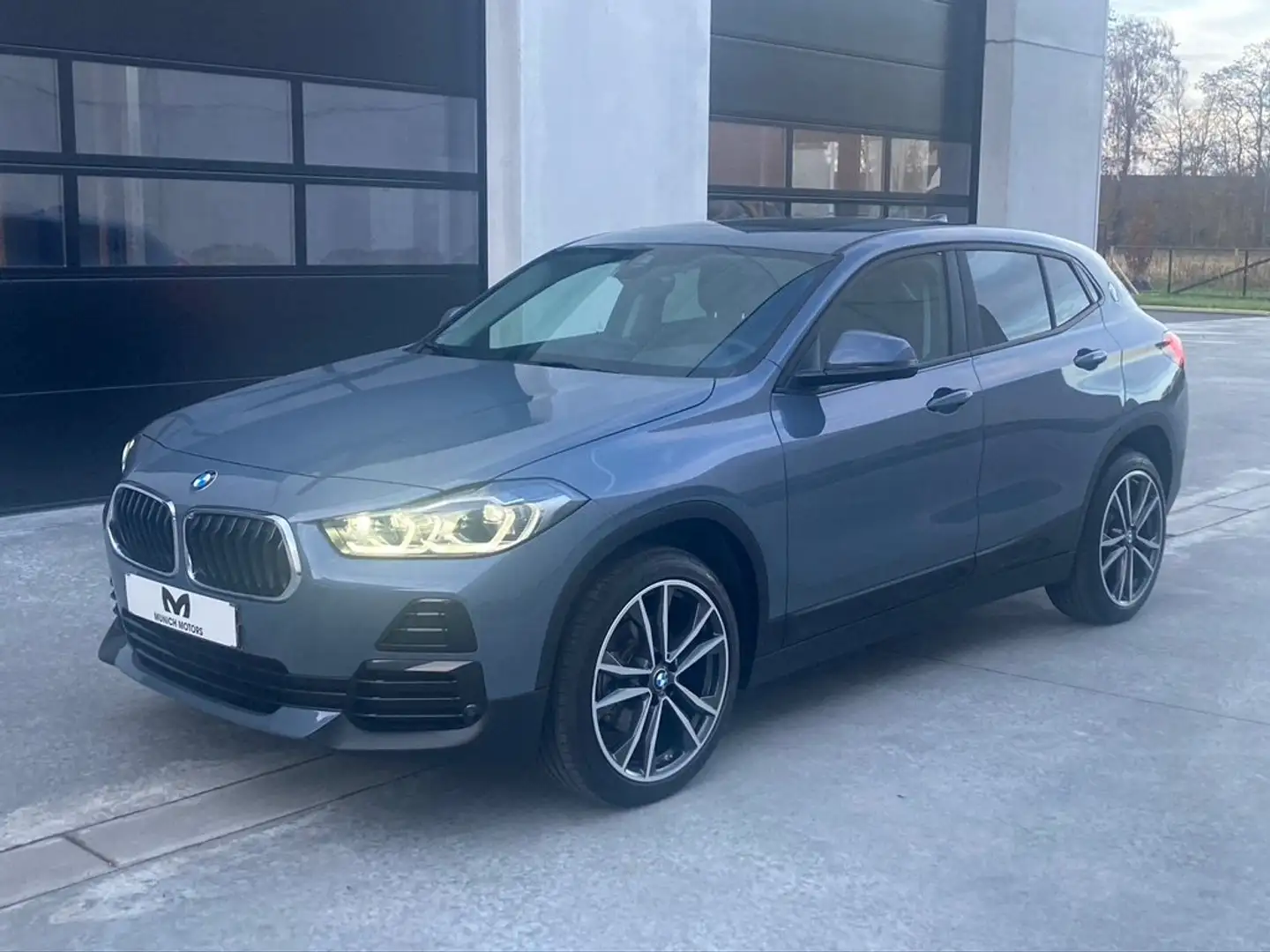 BMW X2 sDrive18i Aut./Pano Dak/Head-Up/.../16000km/ Grijs - 2