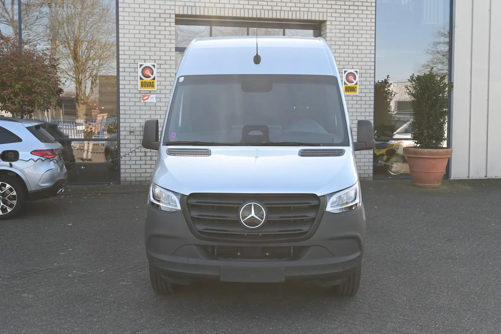 Mercedes-Benz 320 eSprinter L2H2 Select 81kWh Distronic, Navigatie e Plateado - 2