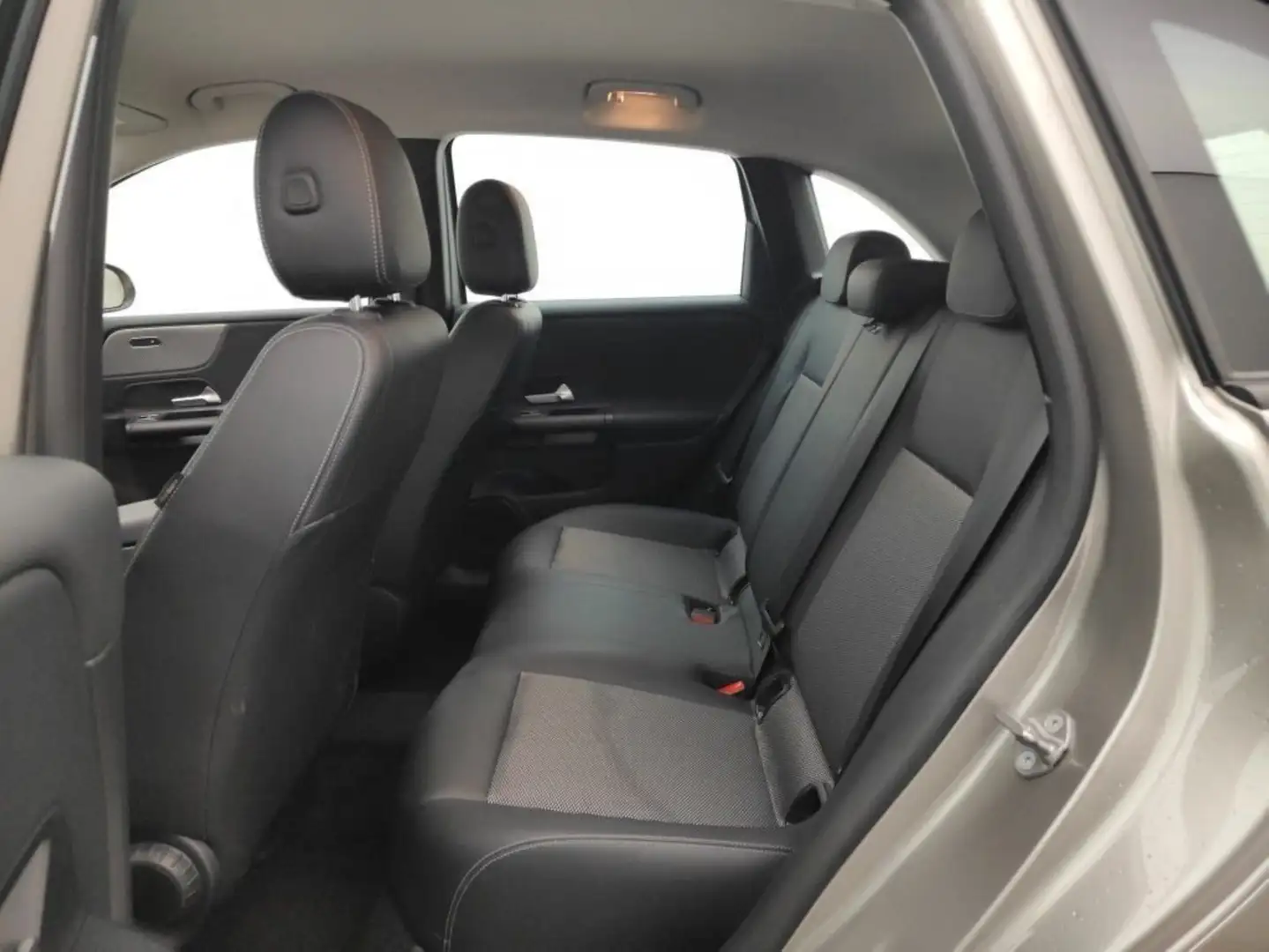 Mercedes-Benz B 180 B 180 d (EU6AP) Argent - 2