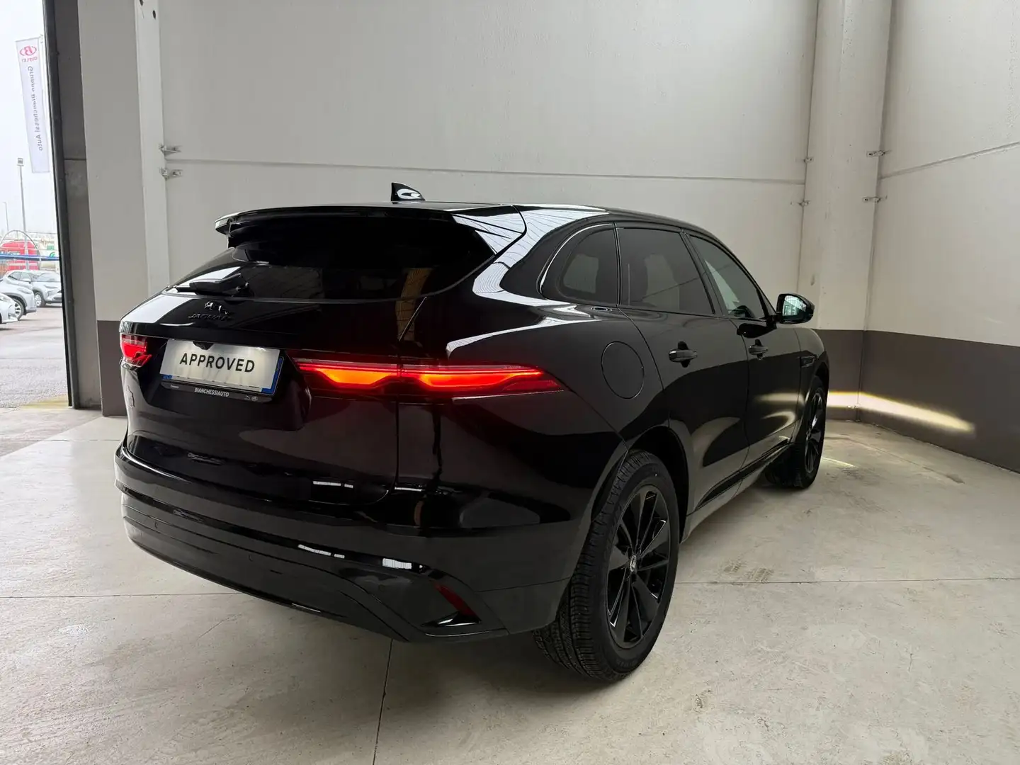 Jaguar F-Pace 2.0 D 163 CV AWD aut. R-Dynamic S Nero - 2