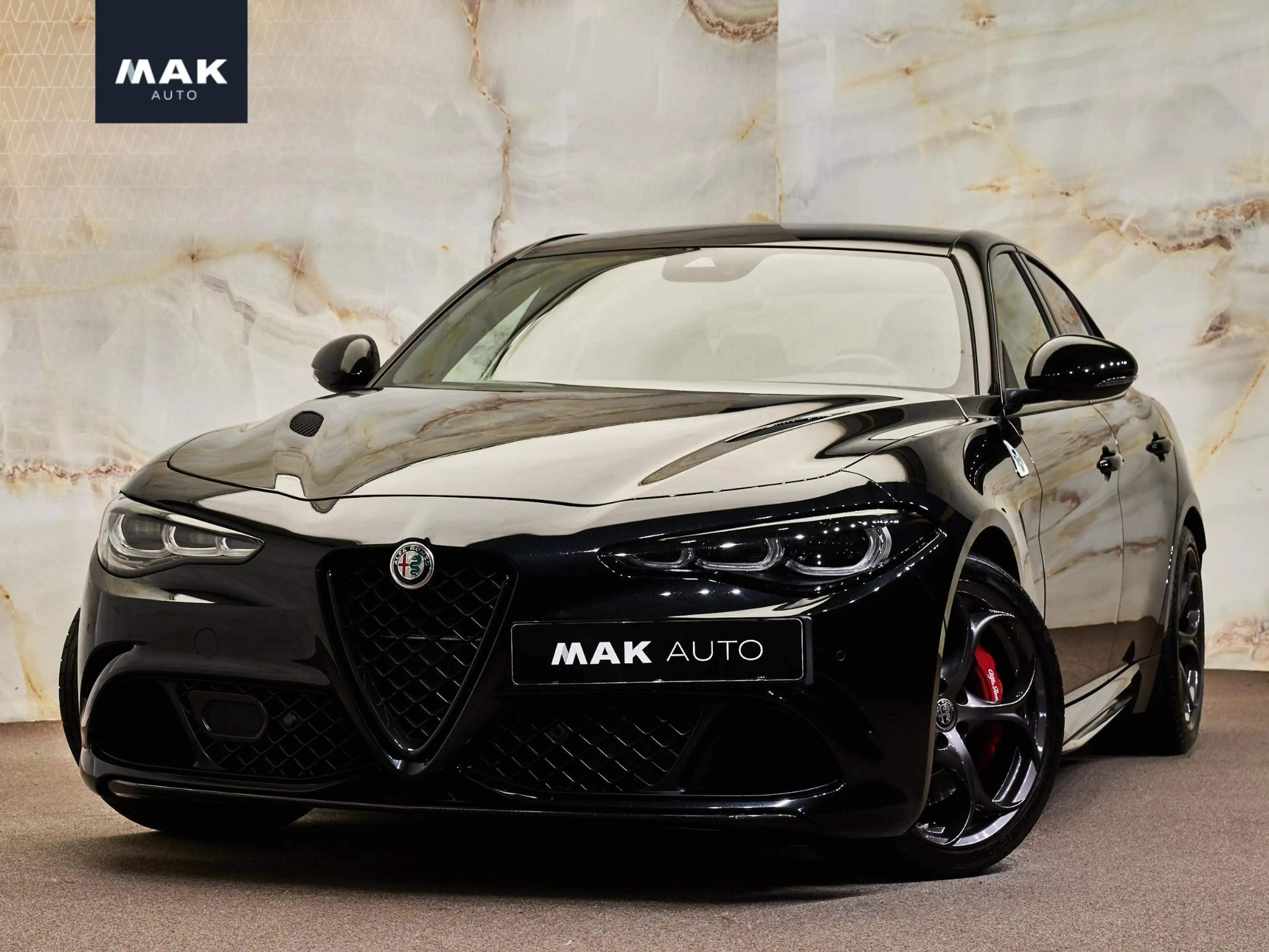 Alfa Romeo Giulia 2.9 V6 Quadrifoglio , Akrapovič, Sparco, H/K, carb